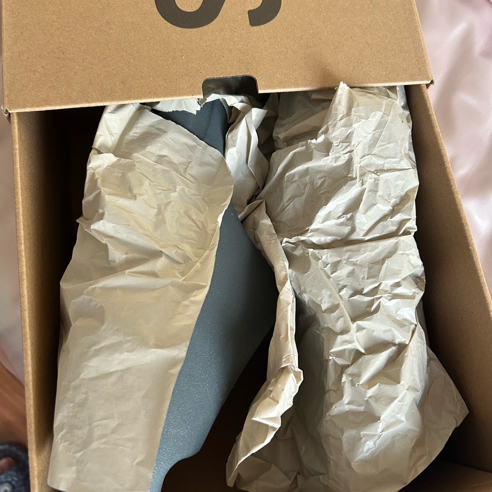 Yeezy Slides - image 5